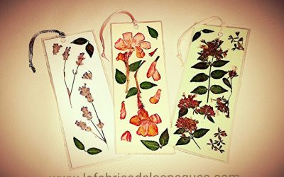 Marcapáginas con flores secas