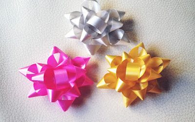 Adornos de papel para decorar regalos